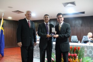 Presidente da OAB/RO, Andrey Cavalcante com o secretário de segurança Marcelo Bessa e o vice-governador Airton Gurgacz durante o recebimento da medalha