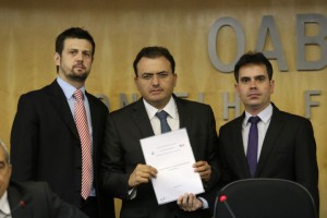 Andrey Cavalcante e Rodolfo Jacarandá entregam relatório ao Presidente Nacional da OAB, Marcus Vinicius Furtado Coêlho
