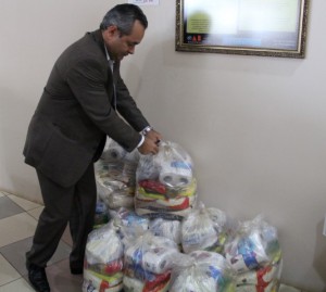 Marcos Alves, Presidente da Comissão de Proteção à Cidadania da OAB/RO, organiza algumas cestas para doação