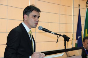 Andrey Cavalcante discursa em homenagem ao desembargador Hiram Marques.