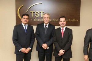 Andrey Cavalcante com o  presidente do TST, ministro Antonio José de Barros Levenhagen e o presidente da OAB/AC, Marcos Vinicius