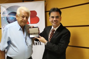 Andrey Cavalcante entrega placa de homenagem a Miguel Roumiê