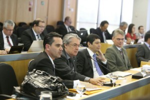 Andrey Cavalcante acompanha a votação ao lado de Conselheiros Federais.