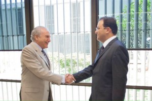 Marcus Vinicius e Michel Temer se cumprimentam durante reunião (Foto: Vice-presidência da República)