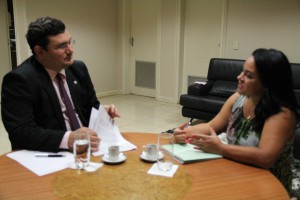 Secretário-geral da OAB/RO Walter Lemos, recebendo a presidente da AMATRA 14 Luzinalia de Souza