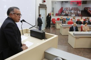 Diretor tesoureiro, Fernando Maia, durante discurso na ALE-RO