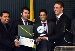 O conselheiro Benedito Alves foi agraciado com o prêmio “Chico Mendes”, em solenidade que contou com os deputados Léo de Brito, Marcos Rogério e Lindomar Garçom